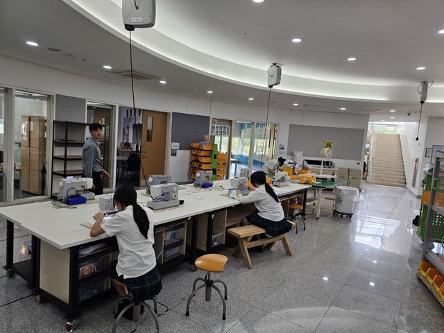 지난 27일 제주 서귀포시 대정읍 브랭섬홀아시아 국제학교에서 학생들이 재활용 천으로 가방을 만들고 있다.(사진=김은경 기자)