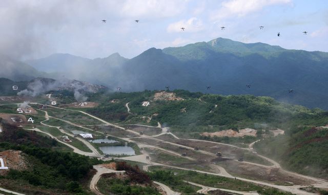 지난 5월 28일 경기 포천시 승진과학화훈련장에서 진행된 '2026 합동화력훈련'에서 드론이 기계화 부대 정찰 임무를 수행하고 있다. (사진=연합뉴스)