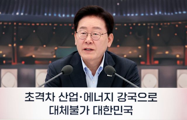 이재명 대통령이 4일 청와대 영빈관에서 업무보고를 받고 있다.(사진=뉴시스)
