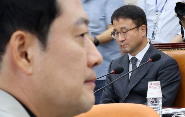 한병도 더불어민주당 한병도 당 대표 직무대행 겸 원내대표와 장동혁 국민의힘 대표가 4일 국회에서 열린 교육위원회 전체회의에 자리하고 있다.(사진=연합뉴스)