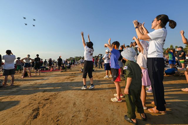 민딜비치를 찾은 호주 교민 가족이 대한민국 공군 KF-16 편대의 축하비행이 시작되자 환호하고 있다. (사진=공군)