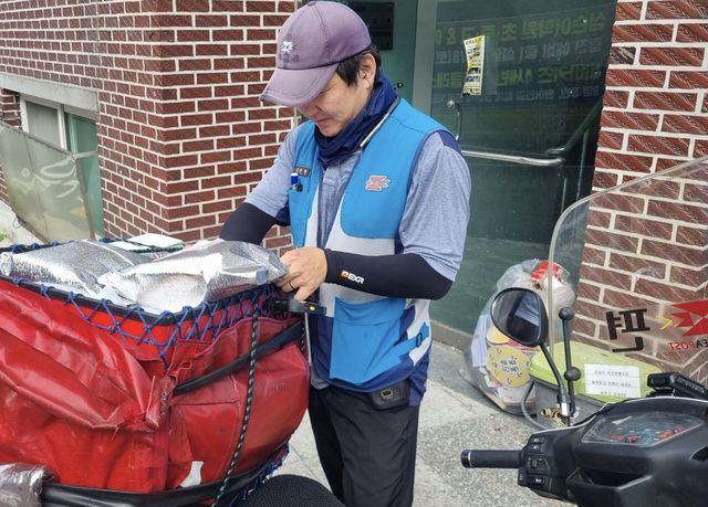 서울광진우체국 소속 한 집배원이 4일 오전 돌봄 어르신 밑반찬 배달에 나서고 있다. (사진=서울지방우정청)