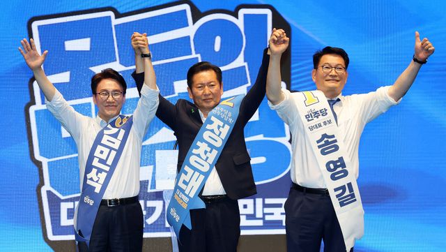 더불어민주당 김민석(왼쪽부터), 정청래, 송영길 당 대표 후보가 1일 충북 청주시 CJB미디어센터에서 열린 당대표·최고위원 순회경선 합동연설회에서 손을 맞잡고 인사하고 있다.(사진=연합뉴스)