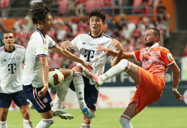 4일 제주 서귀포시 제주월드컵경기장에서 열린 '아우디 풋볼 써밋 2026 제주SK FC vs FC 바이에른 뮌헨' 경기에서 뮌헨의 이토 히로키, 김민재와 제주 치나리가 뜬 공을 두고 경합하고 있다. 사진=연합뉴스