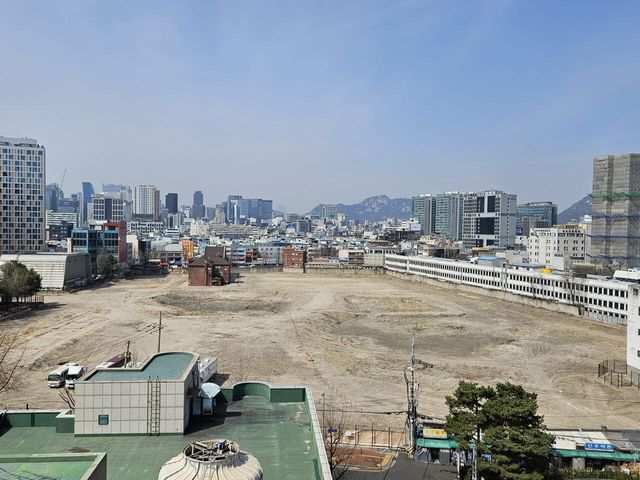 지난 3월 국립중앙의료원 연구동에서 바라본 서울 중구 방산동 국립중앙의료원 신축 예정 부지. 일각에서는 국립중앙의료원 신축 건물이 국립의전원의 핵심 임상교육 기반이 될 수 있을 것이라는 주장이 제기된다.(사진=안치영 기자)