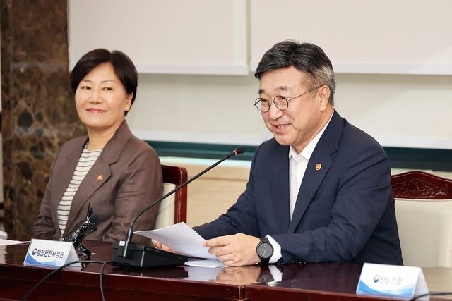 윤호중 행정안전부 장관이 4일 서울 종로구 정부서울청사에서 열린 재해복구분야 합동 특별성과포상금 수여식에 참석하여 인사말을 하고 있다.(사진=행안부)