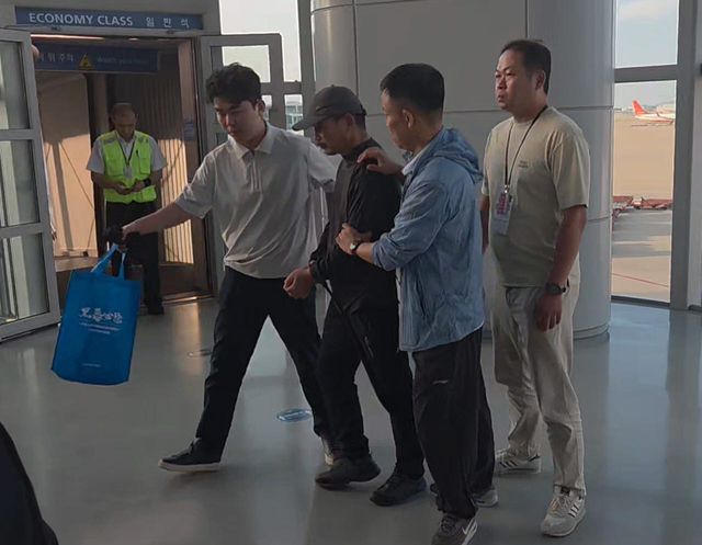 중국으로 강제송환되고 있는 A씨 모습.(사진=경기남부경찰청)