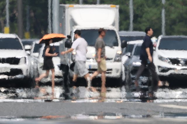 사진은 폭염중대경보가 발효된 4일 서울 영등포구 여의대로 모습. (사진=연합뉴스)
