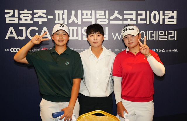 김효주(가운데)가 5일 강원 원주시의 센추리21 컨트리클럽에서 열린 제2회 김효주-퍼시픽링스코리아컵 AJGA 챔피언십 with 이데일리 최종 라운드에 참석해 주니어 선수들과 함께 사진을 찍고 있다.(사진=이데일리 골프in 조원범 기자)