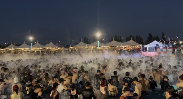 지난 2일 서울 여의도 한강 수영장에서 이용객들이 DJ 공연을 즐기고 있다. (사진=채나연 기자)