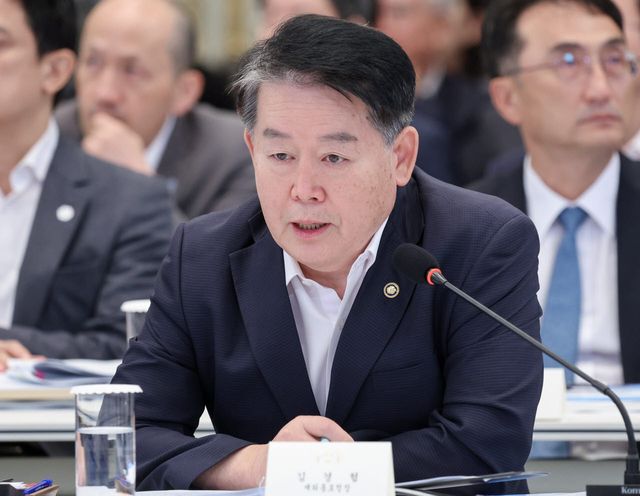 김경협 재외동포청장이 5일 청와대 영빈관에서 열린 이재명 대통령 주재 부처 업무보고에서 보고하고 있다. (사진 = 연합뉴스 제공)