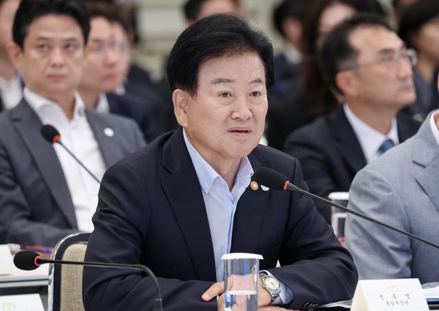 정동영 통일부 장관이 5일 청와대 영빈관에서 열린 이재명 대통령 주재 부처 업무보고에서 보고하고 있다. [청와대통신사진기자단]