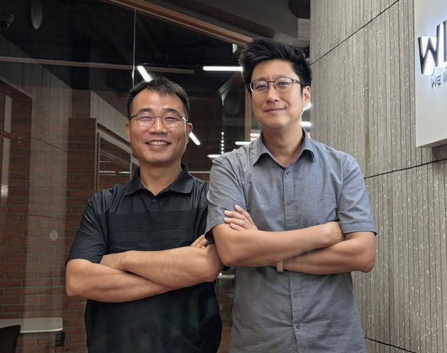이광규 위로보틱스 연구소장(왼쪽)과 김용재 대표(오른쪽)가 서울 송파구 문정동 위로보틱스 로봇 이노베이션 허브(RIH) 연구 거점에서 기자와 만나 인터뷰한 뒤 사진을 찍고 있다. (사진=신영빈 기자)