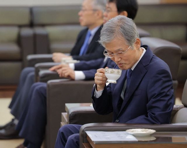 조희대 대법원장이 지난 4일 서울 서초구 대법원에서 열린 대법관 후보추천위원회에 참석해 회의 시작 전 차를 마시고 있다. (사진=연합뉴스)