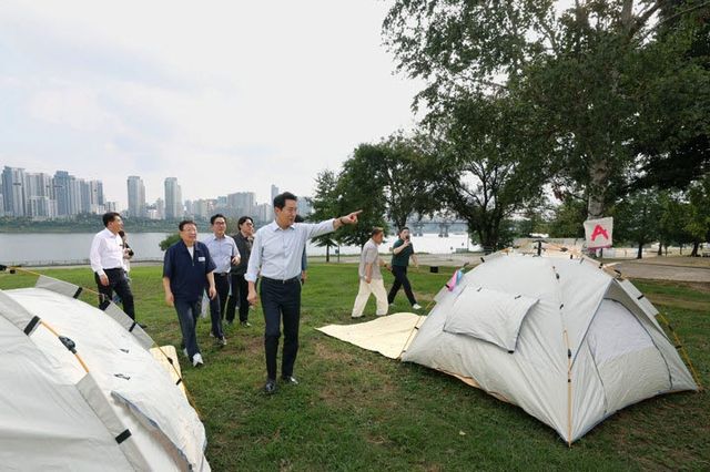 오세훈 서울시장이 지난달 31일 내달 1일부터 운영 예정인 '한강밤핑' 텐트 설치 현장을 점검하고 있다.(사진=서울시)