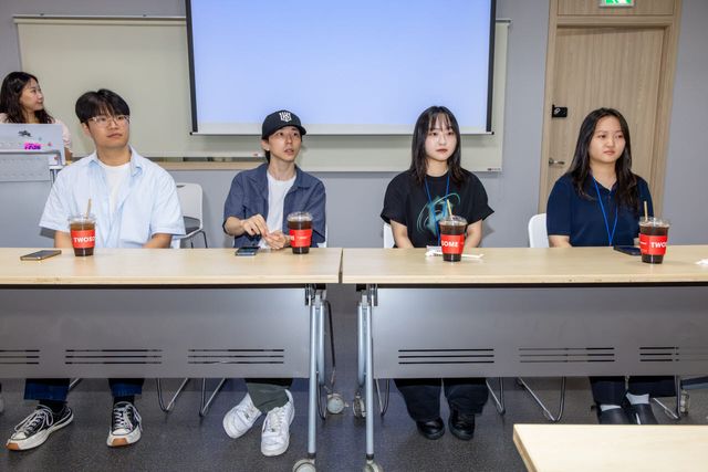 KT 에이블스쿨 9기 김남훈, 반재혁, 이승현, 최수빈 교육생이 기자들과 인터뷰를 하고 있다(사진=KT)