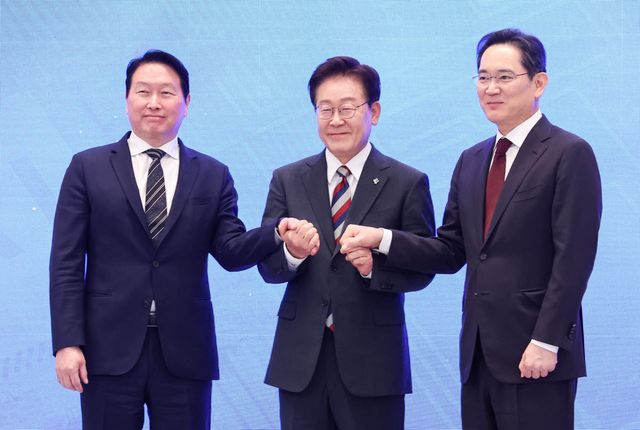 이재명 대통령(가운데)과 이재용 삼성전자 회장(오른쪽), 최태원 SK그룹 회장이 지난 6월 29일 청와대에서 열린 3대 메가프로젝트 국민보고회에서 기업 투자 발표 후 손을 잡고 있다.(사진=연합뉴스)