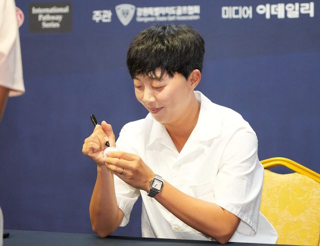 김효주가 대회에 참가한 주니어 선수의 사인 요청에 응하고 있다.(사진=이데일리 골프in 조원범 기자)