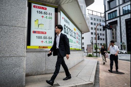 3일 일본 도쿄의 한 증권사 앞 전광판에 달러·엔 환율이 표시돼 있다.(사진=AFP)