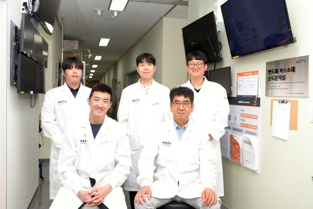 반도체 공정용 고순도 가스 순도분석 기술을 개발한 한국표준과학연구원 연구진.(사진=한국표준과학연구원)