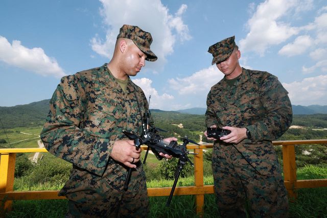 5일 경기도 포천시 로드리게스 훈련장에서 열린 1인칭 시점(FPV) 공격 드론 실사격 비행 훈련에서 미 해병대 장병들이 네로스 아처 드론을 살펴보고 있다. (사진=국방일보)