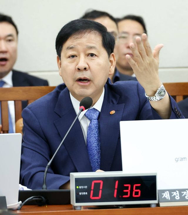 구윤철 부총리 겸 재정경제부 장관이 지난달 29일 국회에서 열린 재정경제기획위원회 전체회의에서 위원들의 질의에 답하고 있다 (사진=연합뉴스)