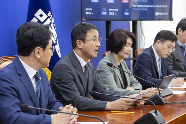 더불어민주당 한병도 당 대표 직무대행 겸 원내대표가 4일 국회에서 열린 원내대책회의에서 정부가 발표한 2026 세제 개편안과 관련해 발언하고 있다. 사진=연합뉴스