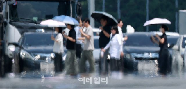 [이데일리 방인권 기자] 전국 대부분 지역에 폭염특보가 내려진 3일 서울 여의도 버스환승센터 앞 도로에 아지랑이가 피어오르고 있다.