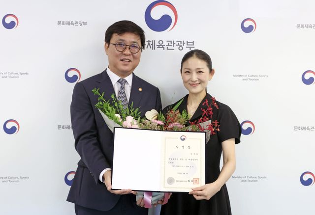 김주원 국립발레단 신임 단장(오른쪽)과 최휘영 문체부 장관이 기념촬영을 하고 있다(사진=문체부).