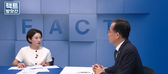 안귀령 청와대 부대변인은 6일 청와대 유튜브 채널 '팩트방앗간'에서 이형일 재정경제부 1차관과 부동산 세제개편안을 주제로 이야기를 나눴다.(사진=유튜브 캡처)