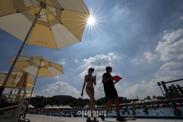 서울 한낮 최고 기온이 39도까지 오르며 ‘극한 폭염’이 이어진 6일 서울 여의도한강공원 수영장에서 시민들이 수영을 즐기고 있다. (사진= 노진환 기자)
