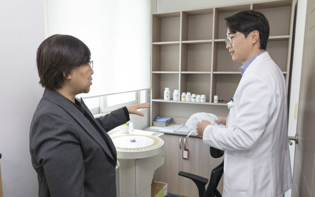지난 4월 경북 영주시 안정면 보건지소를 찾은 정은경 보건복지부 장관(왼쪽)이 진료 여건을 점검하는 모습(사진=보건복지부)