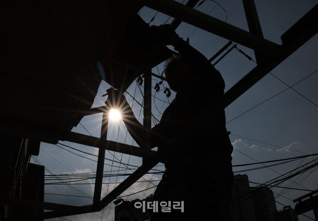 [이데일리 노진환 기자] 서울 한낮 최고기온이 39도까지 오르며 폭염중대경보가 발효된 5일 서울 용산구 서계동 인근에서 한 작업자가 건물 외부를 수리하고 있다.