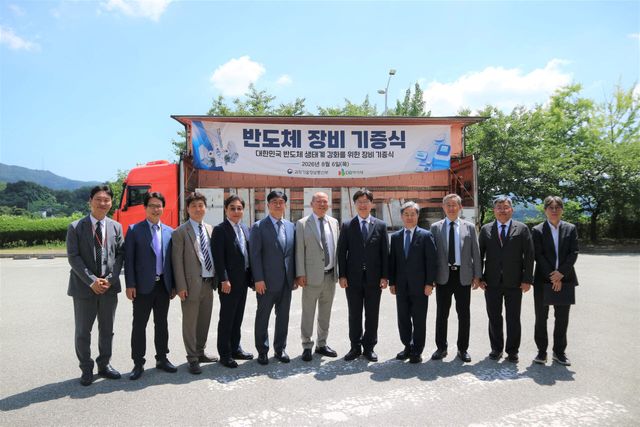 구혁채 과학기술정보통신부 제1차관이 6일 오전 충청북도 음성군 DB하이텍 상우캠퍼스에서 열린 'DB하이텍-모아팹 중고장비 이전 협약식' 에서 기념촬영을 하고 있다. 왼쪽부터 신중식 DB하이텍 구매물류팀장 상무, 백성기 나노융합기술원 부원장, 이경엽 국가나노인프라협의체 사무국장, 양승주 DB하이텍 CFO 부사장, 이병훈 나노융합기술원장, 조기석 DB하이텍 대표이사 사장, 구혁채 제1차관, 박흥수 나노종합기술원장, 임성규 나노종합기술원 본부장, 김재승 DB하이텍 생산본부장 상무, 김동준 과학기술정보통신부 원천기술과장. 사진=과기정통부