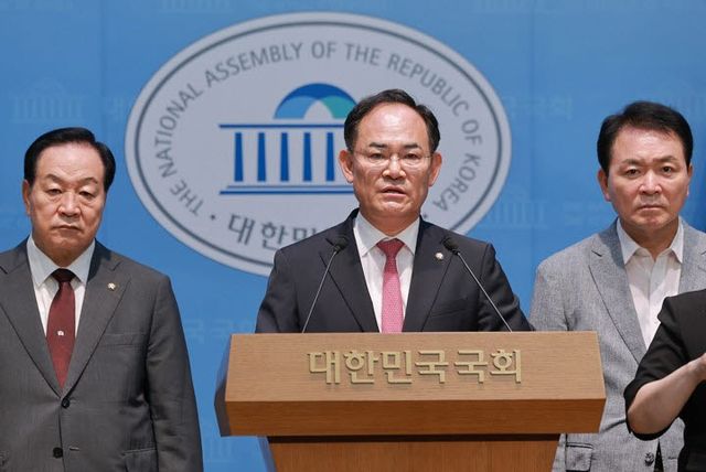 국회 국방위원회 야당 간사인 임종득(가운데) 국민의힘 의원이 6일 국회 소통관에서 전날 이재명 대통령의 '육군사관학교 출신의 쿠데타' 발언과 관련해 사관학교 통합의 추진 배경, 기대 효과 등이 명확하지 않다며 비판하고 있다. 왼쪽부터 국민의힘 국방위원인 한기호 의원, 임 간사, 성일종 의원. (사진=연합뉴스)