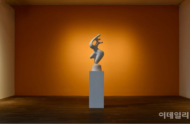 윤영자 ‘리듬’(Rhythm·2007). 대리석, 37×15×104㎝. 서울 종로구 가나아트센터 ‘별처럼 남은 이름, 석주 윤영자 10주기 기념전’에 나왔다(사진=가나아트).
