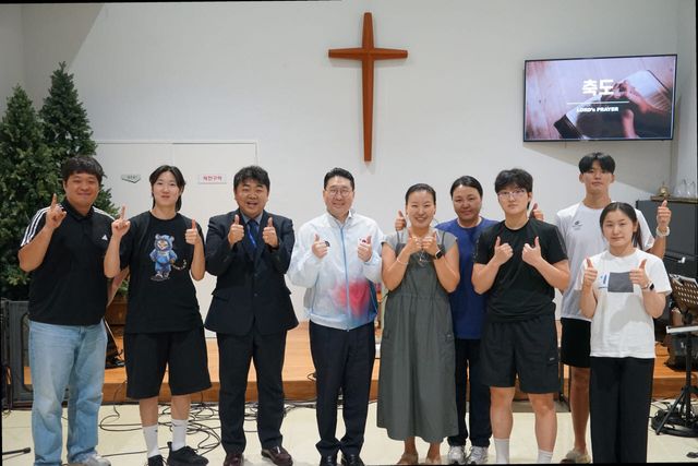 이상현 단장이 황승택 목사 및 국가대표 선수들과 함께 기념촬영을 하고 있다. 사진=대한사이클연맹