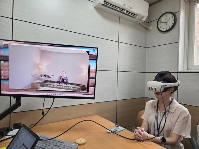 지난 4일 서울 구로구 서울남부구치소 심리치료센터에 방문해 가상현실(VR) 기반 심리치료 프로그램을 체험하고 있는 기자의 모습. (사진=법무부)