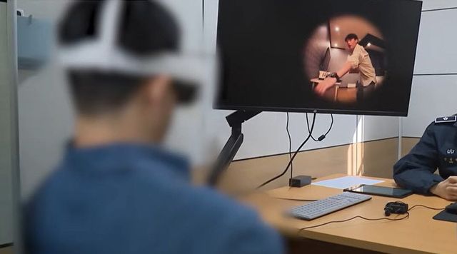 성폭력 범죄로 수감 중인 한 수형자가 가상현실(VR) 심리치료 프로그램에 참여하고 있다. 모니터속 동그란 화면은 수형자가 VR기기를 통해 동일범죄인 성매매 피해를 간접 체험하는 모습. (사진= 법무부)