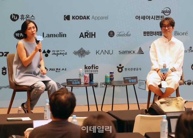 6일 서울 중구 커뮤니티하우스 마실에서 열린 제22회 제천국제음악영화제 기자회견에서 장항준(오른쪽) 집행위원장과 김초희 감독이 소감을 말하고 있다.(사진=김태형 기자)
