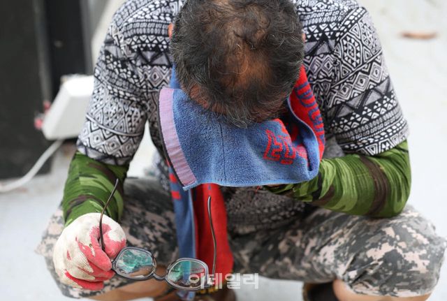 [이데일리 노진환 기자] 서울 한낮 최고기온이 39도까지 오르며 폭염중대경보가 발효된 5일 서울 용산구 서계동 인근에서 한 작업자가 얼굴의 땀을 닦고 있다.