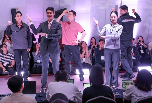 6일 서울 강남구 소노펠리체 컨벤션에서 열린 '트리니티항공 브랜드 런칭 & 유니폼런웨이 행사'에서 승무원들이 유니폼을 선보이고 있다 (사진=연합뉴스)