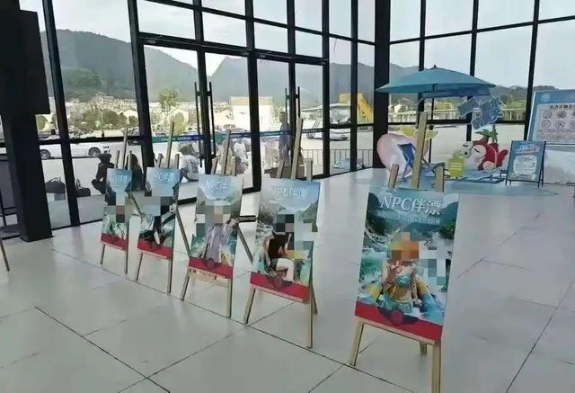 중국 구이저우의 한 래프팅 운영장소에 미녀 동반 래프팅 서비스 광고판이 놓여 있다. (사진=바이두 화면 갈무리)