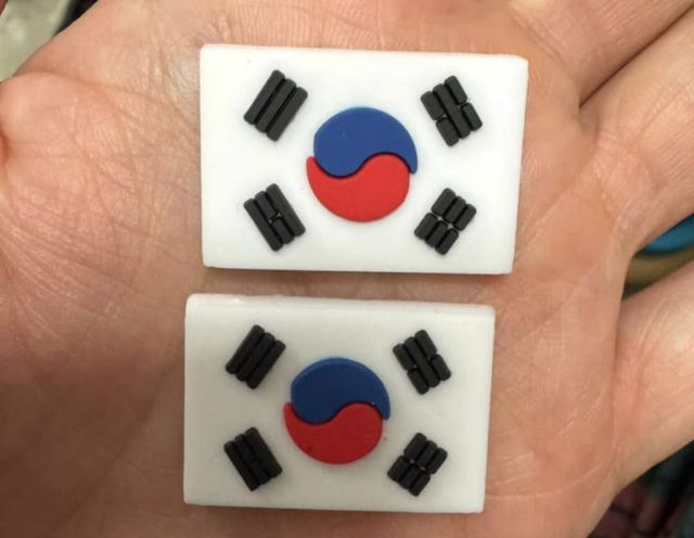 국내 한 유명 전통시장에서 판매되던 '엉터리 태극기' 액세서리. (사진=서경덕 성신여대 교수 SNS 갈무리)