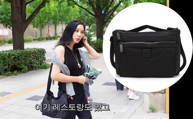 고소영이 서울 종로구 삼청동을 걸어가는 모습과 그가 착용한 닥스 크로스백 제품. (사진=고소영 개인 유튜브 채널 영상·LF몰 캡처)