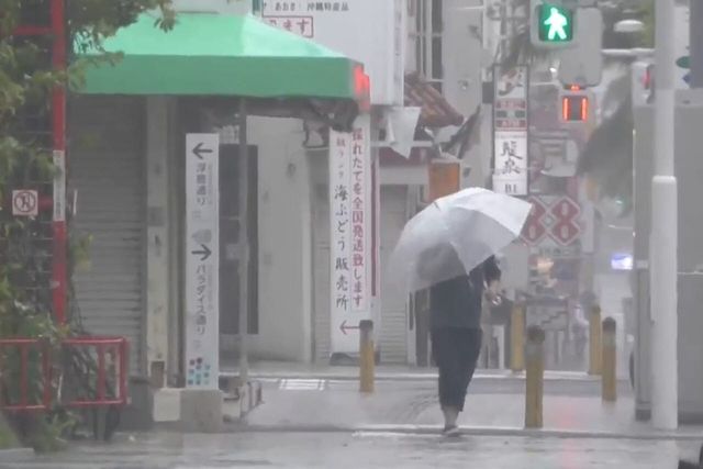 7일 일본 오키나와현 나하시에 제13호 태풍 돌핀이 접근하는 가운데 한 주민이 빗속을 걷고 있다. 2026.08.07.(사진=AP/뉴시스)