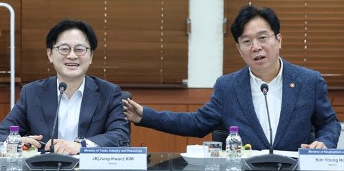 올해 2월 김영훈 고용노동부 장관이 서울 영등포구 한국전력 남서울본부에서 열린 주한외국상공회의소 간담회에서 발언하고 있다. 왼쪽은 김정관 산업통상부 장관 (사진=연합뉴스)