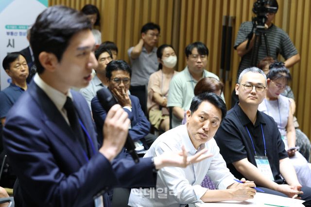 [이데일리 이영훈 기자] 오세훈 서울시장이 6일 서울 중구 서울시청 대회의실에서 열린 '부동산 정상화를 위한 시민 대토론회'에서 패널의 발언을 경청하고 있다.