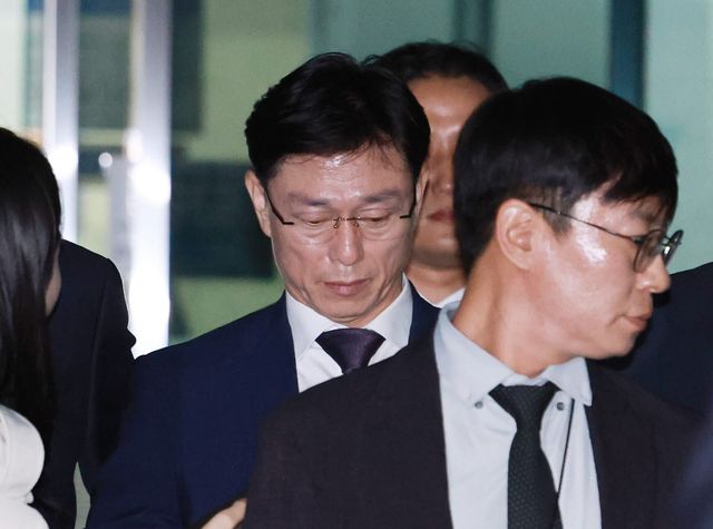 채상병 순직 및 수사 외압·은폐 의혹의 핵심 피의자인 임성근 전 해병대 1사단장이 23일 서울 서초구 서울중앙지방법원에서 열린 구속 전 피의자 심문(영장실질심사)을 마친 뒤 법원을 나서고 있다. (사진 연합뉴스)