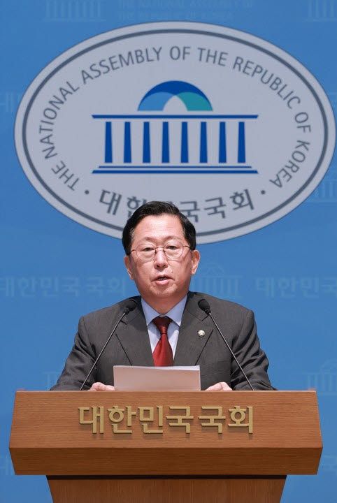 국회 국방위원회 소속 유용원 국민의힘 유용원 의원이 7일 국회 소통관에서 '정치적 목적으로 추진되는 이재명 정부의 국군사관학교 설립 추진 규탄 및 각 군 전문성을 기반으로 한 장교 양성체계 마련 촉구 결의안' 발의 기자회견을 하고 있다. (사진=연합뉴스)